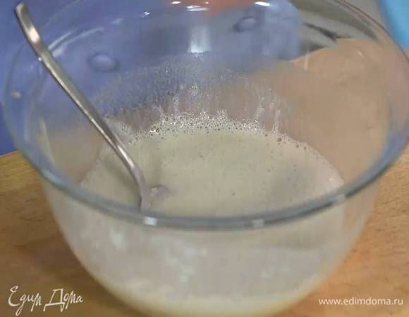 Приготовить кляр: в муку всыпать соль, влить пиво и все вымешать.