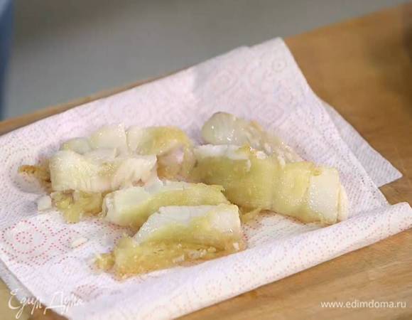 В глубокой кастрюле разогреть оливковое масло, обжарить рыбные пальчики до готовности и выложить на бумажное полотенце.