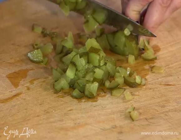 Соленый огурец мелко порубить.