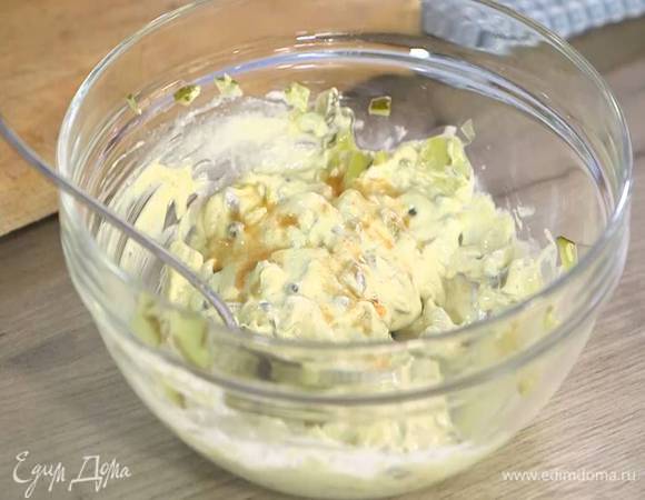 Приготовить тартар: слить уксус из каперсов, добавить к ним измельченный огурец, домашний майонез, горчицу и табаско, посолить, поперчить и перемешать.