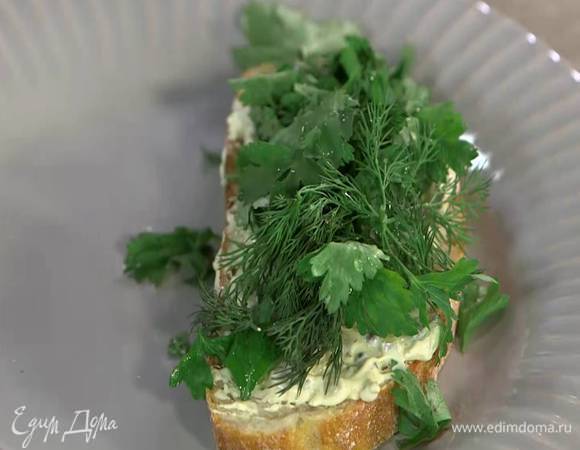 Один кусок хлеба смазать тартаром, разложить листья петрушки, кинзы и укроп, слегка сбрызнуть все выжатым из половинки лимона соком и оливковым маслом Extra Virgin.