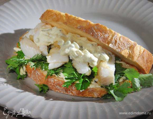 Сверху выложить обжаренную рыбу, еще немного смазать тартаром, затем накрыть вторым куском хлеба.
