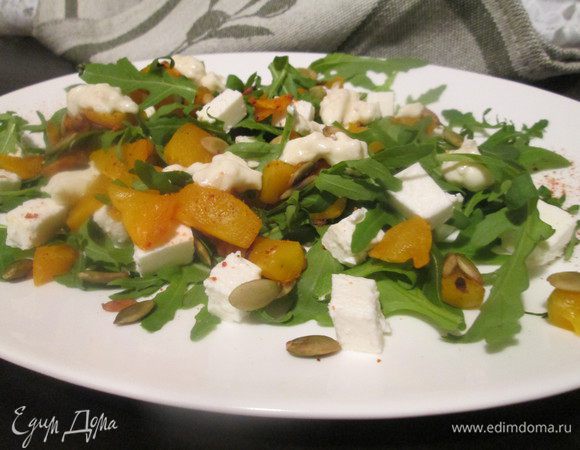 Теперь укладываем на блюдо ( в салатник) веточки руколы, кусочки феты, запеченной тыквы  с жареными семечками, изюм ( я не использовала), петрушку.
