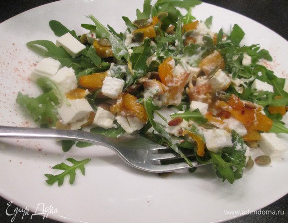 Заправляем салат  приготовленным соусом и подаем. 