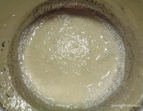 Желатин заливаем холодной водой, перемешиваем и отставляем в сторону.