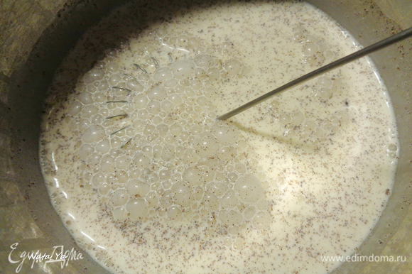 Сливки и молоко вливаем в кастрюльку, добавляем сахар и ваниль.