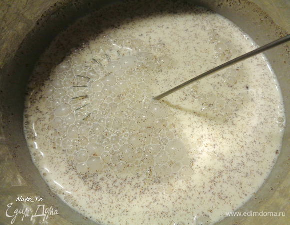 Сливки и молоко вливаем в кастрюльку, добавляем сахар и ваниль.