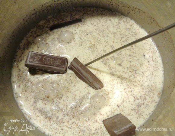 Добавляем шоколад, доводим до кипения, постоянно помешивая.