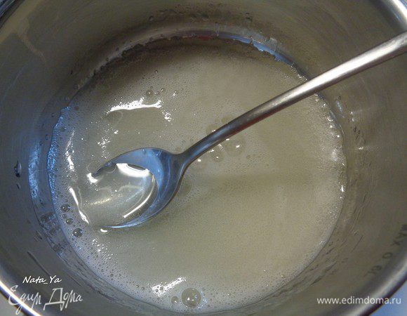 Желатин нагреваем, не доводя до кипения.