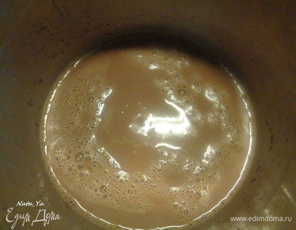 И добавляем к шоколадной смеси. Хорошо перемешаем.