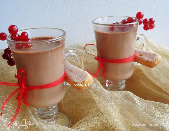 Разливаем по бокалам (или в другую посуду) и оставляем остывать до комнатной температуры, потом переставляем в холодильник на ночь.