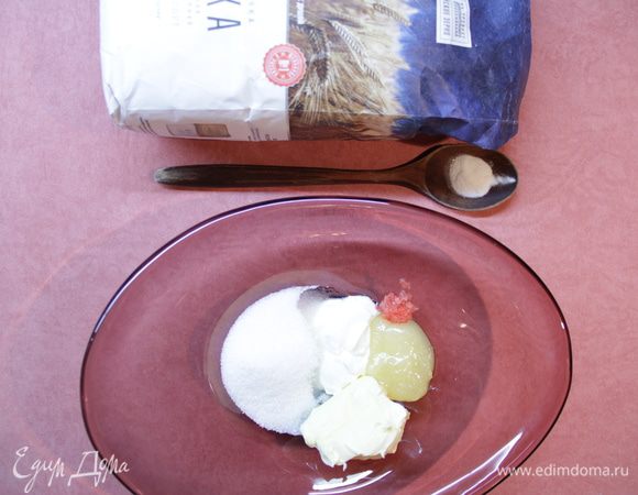 Выложить в миску сахар, сливочное масло, сметану, мед и имбирь. Имбирь лучше использовать молотый.