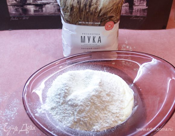 Всыпать в медовую смесь всю муку с содой.