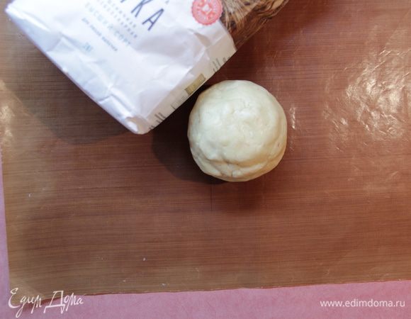 Скатать тесто в шар.