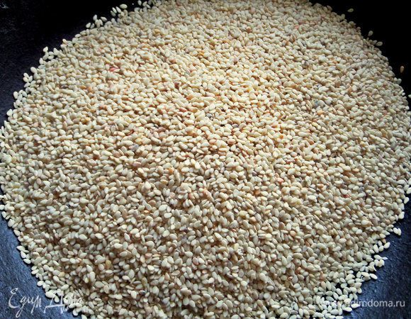 Кунжут насыпать на сухую сковороду. У меня чугунная.