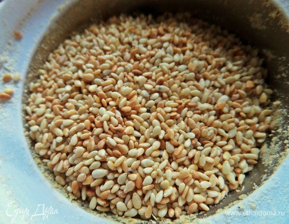 Перемолоть в муку в кофемолке партиями.