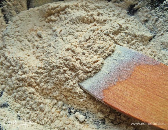 Жарим, помешивая, до золотистого состояния и, когда пойдёт легкий дымок над мукой, выключаем.