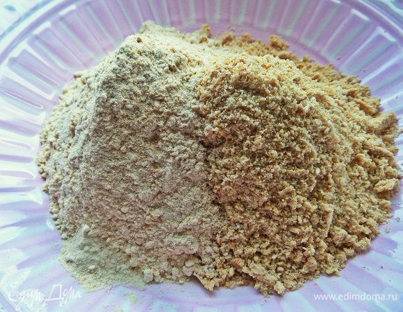 Соединяем оба вида муки.