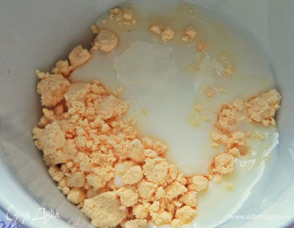 Размешать порошок в кефире с водой. Если брать яйцо, то возможно кефир или вода не понадобятся, или взять их меньше.