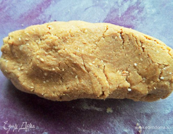 Слепить крутое рассыпчатое тесто. Если совсем не клеится в комок, добавьте ложку-две воды.