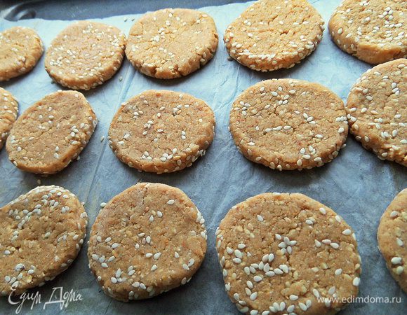 Перенести в форму. Подстраховаться пергаментом.