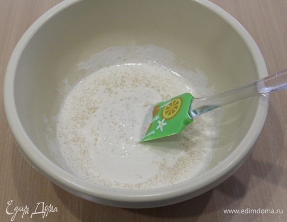 В теплом кефире развести дрожжи, оставить на 10 минут.