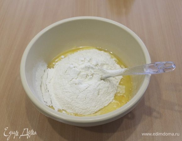 Просеять муку.