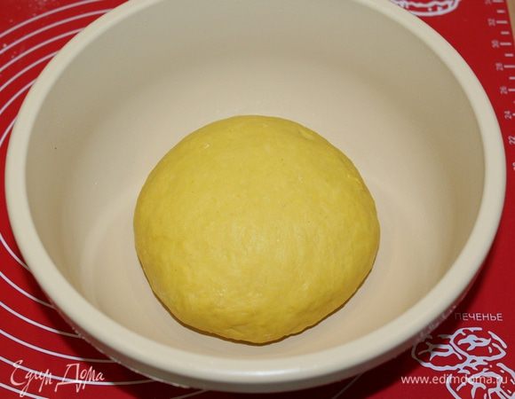 Замесить мягкое, приятное на ощупь тесто, накрыть и оставить в теплом месте на 1 час.
