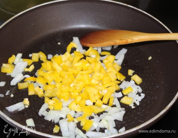 Для начинки: разогреть оливковое масло и добавить мелко нарезанный чеснок, погреть пару минут. Затем добавить лук и болгарский перец, жарить 3 минуты.