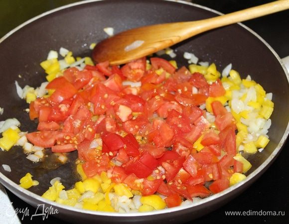 Добавить мелко нарезанные помидоры.