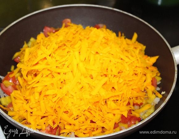 Тыкву натереть на терке, добавить в сковороду.