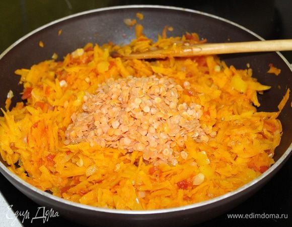 В конце добавить заранее отваренную чечевицу, потушить пару минут до полуготовности тыквы.