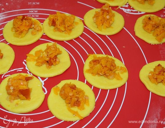 Раскатать тесто толщиной 3 мм, нарезать стаканом на кружки, выложить начинку.