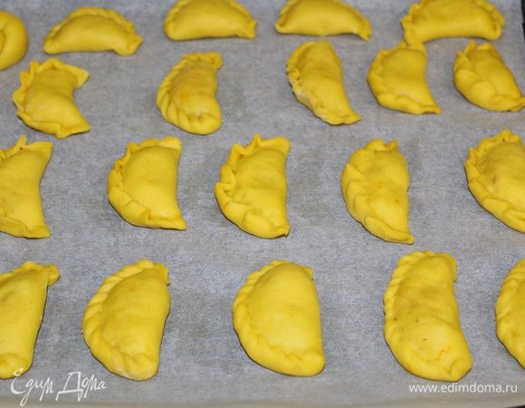 Налепить пирожков, выложить на противень. Дать постоять в тепле 15 минут. Пирожки можно смазать яйцом и посыпать кунжутом или тыквенными семечками. 