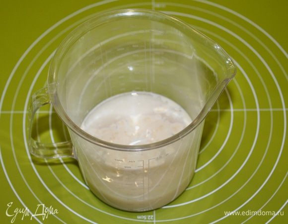 Дрожжи развести в воде (можно добавить 1 ч. л. сахара, тогда дрожжи начнут работать быстрее), оставить на 5 — 7 минут.