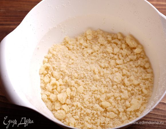 Духовку разогреть до 180°С. Приготовить штрейзель: холодное масло нарезать небольшими кубиками. Муку, сахар и ванильный сахар смешать. В мучную смесь добавить масло и быстро перетереть руками в крошку. Убрать штрейзель в холодильник.