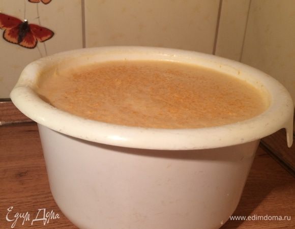 Взбить яйца с сахарозаменителем, добавить овсяные отруби и оливковое масло. Полученную массу добавить к тыкве. Тщательно перемешать  и поставить ещё на 45 минут в теплое место.