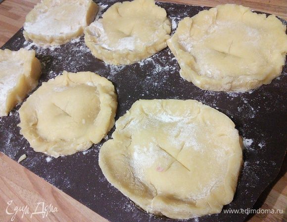 И накрыть ими пирожные, защепив края. По середине сделать крестообразные надрезы для выхода пара. 