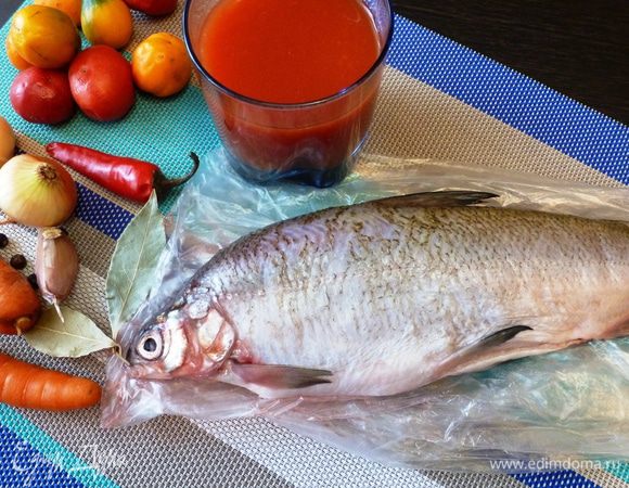 Подготовим продукты, специи и рыбу. Рыба у меня белая, семейства сиговых, называется сырок. Водится она на севере нашей Родины. В сырке практически нет костей, мясо очень нежное и сочное, у этой рыбы нет специфического рыбного запаха, она пахнет свежим огурцом, как корюшка.
А вообще для этого блюда годится любая вкусная рыба с малым количеством костей.