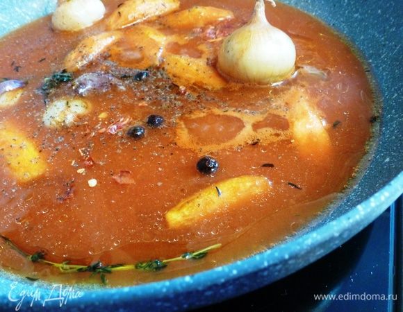 В сковороду вольем томатный сок и вино, добавим перец чили и горошком, лавр, каперсы. Доведем до кипения и добавим соль и сахар по вкусу.