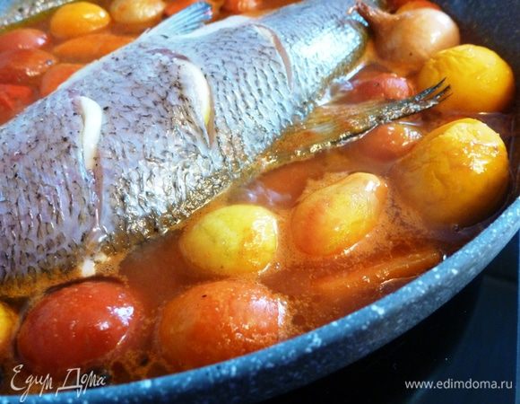 Кладем рыбу в «сумасшедшую воду», добавляем помидоры черри. Помидоры советую проколоть зубочисткой, иначе они «взрываются» ))
Накроем сковороду крышкой, уменьшим огонь и тушим минут 15 — 20 на медленном огне до готовности рыбы.