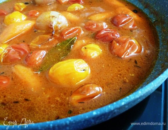 Когда рыба будет готова, аккуратно вытащим ее, а соус продолжаем уваривать до нужной густоты.