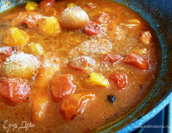 Добавим сухари, перемешаем и выключим огонь.
Сухари лучше приготовить самой из черствого батона или булки.