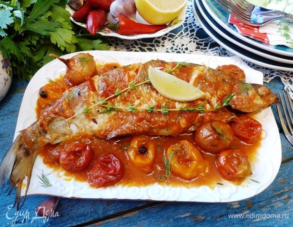 Подаем рыбу к столу, полив соусом. Ну очень вкусно! 
Кстати, этот соус можно использовать для спагетти, если останется конечно! 