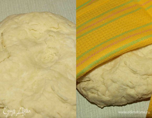 Замешиваем тесто. Оставляем тесто на 30 минут отдохнуть под полотенцем.