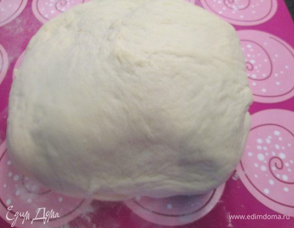 Через 18 часов соединяем опару с  остальными ингредиентами.
Растворяем дрожжи в воде, соединяем их с опарой и добавляем муку обеих сортов и соль. Замешиваем тесто. Я это делала в хлебопечке. Если замешивать руками, не менее 10 минут. 
Тесто  упругое, плотное. Его нужно растянуть-сложить и поставить на брожение на 120 минут, прикрыв тканью. Через 1 час тесто снова растянуть-сложить. 
Тем, кто готовит в хлебопечке, программа «тесто» на 1,5 часа, и затем вынуть из ведерка и также растянуть и сложить вдвое.