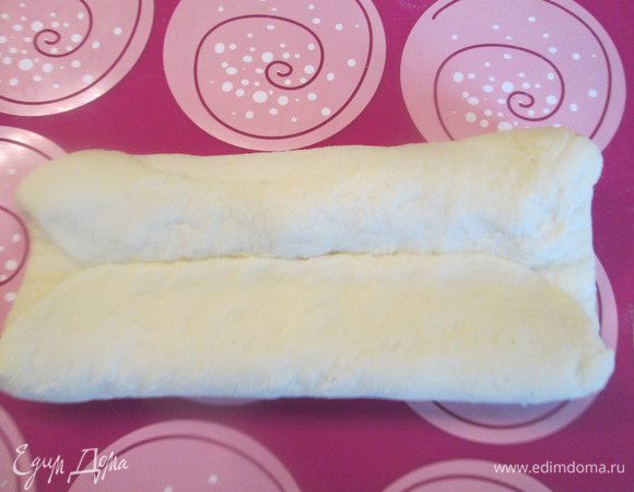 Далее по большой стороне складываем к центру и прижимаем.