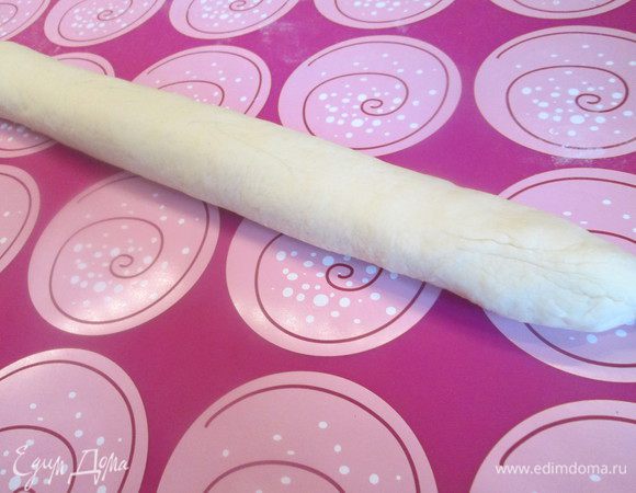 Теперь складываем заготовку пополам и защипываем края. Аккуратными движениями растягиваем от центра к краям, добиваемся максимальной длины.