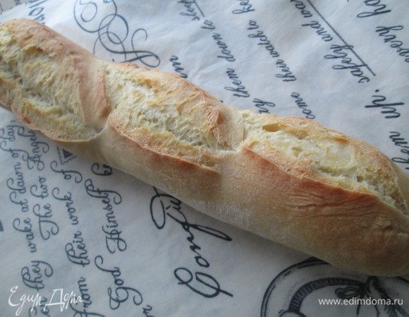 Снижаем температуру до 200°С и продолжаем выпекать до румяной корочки минут 15 — 20.
Готовые багеты остужаем на решетке.