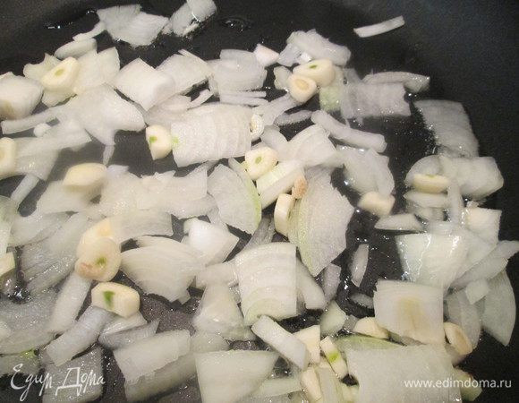Обжариваем в сотейнике нарезанный лук и чеснок.